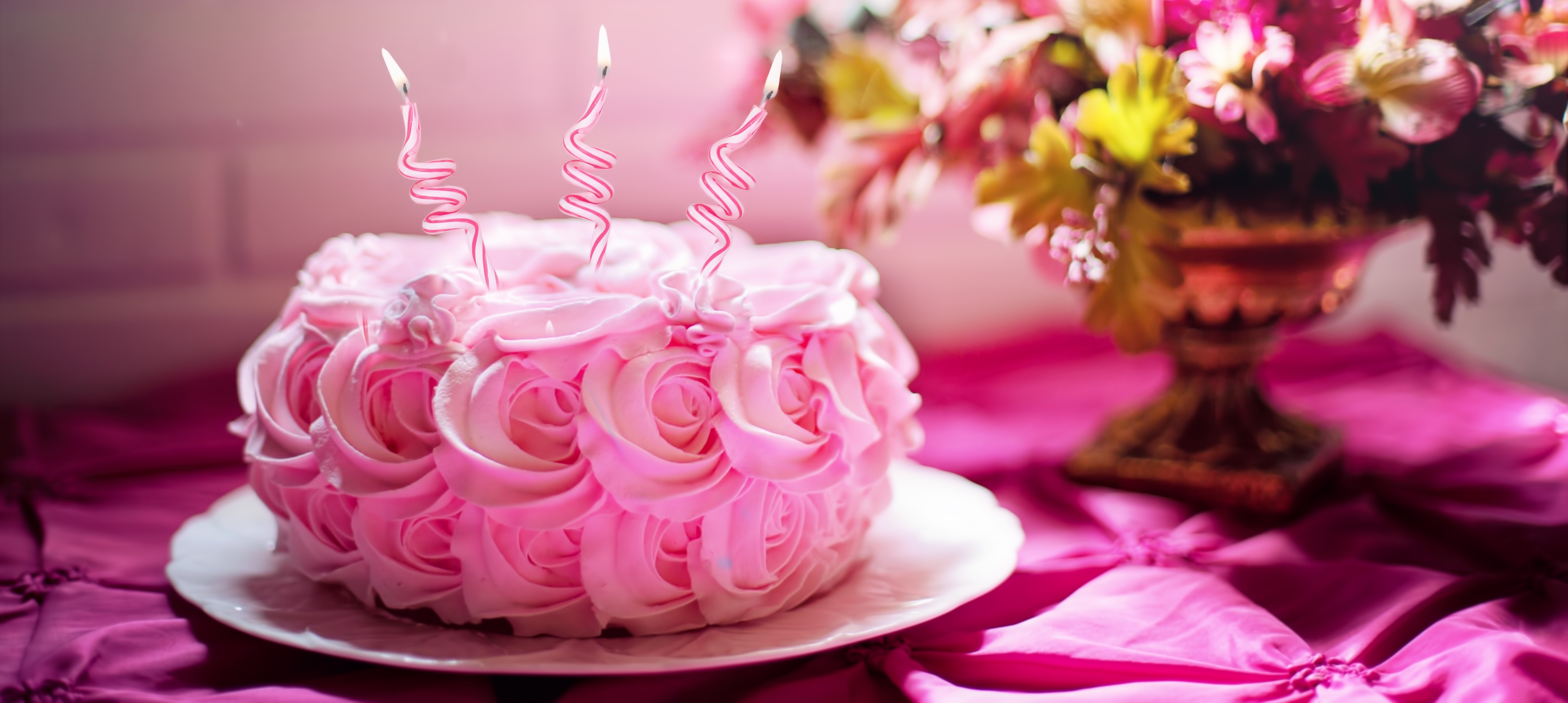 Подобранная с днем рождения. Розовый торт. Тортик с днем рождения. Красивые тортики на день рождения. Открытка с днём рождения тортик.